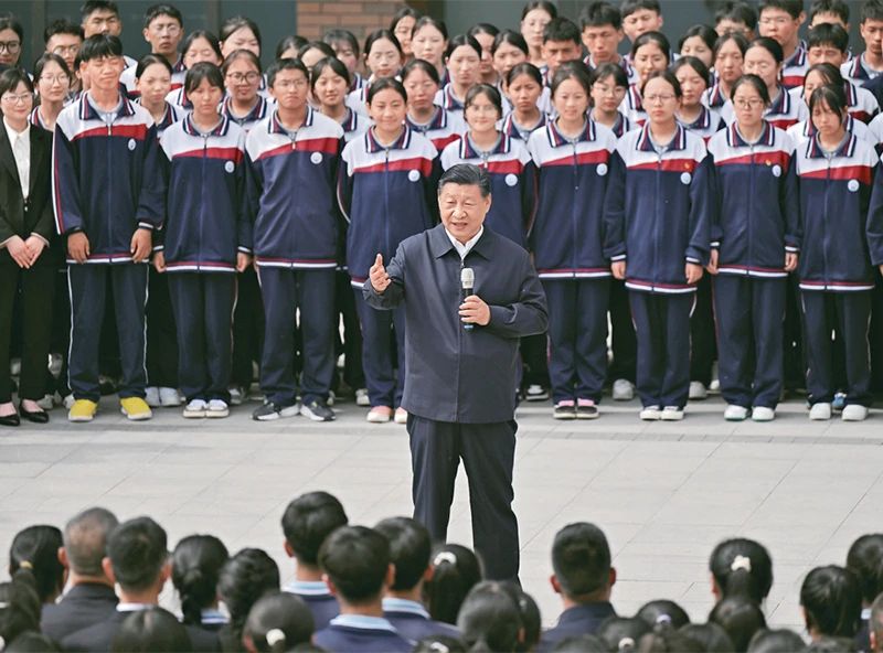 2024年6月18日至19日，中共中央总书记、国家主席、中央军委主席习近平在青海考察。这是18日下午，习近平在果洛西宁民族中学考察时，同师生们亲切交流。 新华社记者 岳月伟/摄