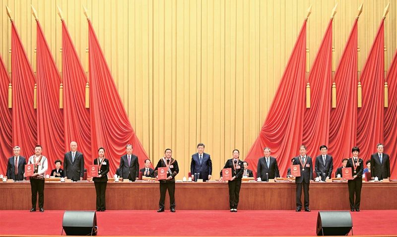 2024年9月27日，全国民族团结进步表彰大会在北京举行。这是习近平等为受表彰的模范个人和模范集体代表颁奖。