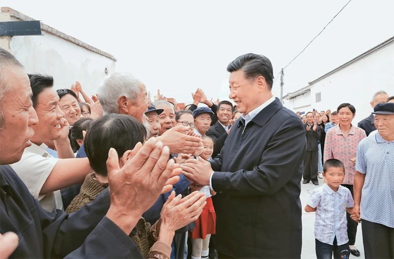 2019年8月19日至22日，中共中央总书记、国家主席、中央军委主席习近平在甘肃考察。这是21日上午，习近平在武威市古浪县黄花滩生态移民区富民新村同村民亲切交谈。