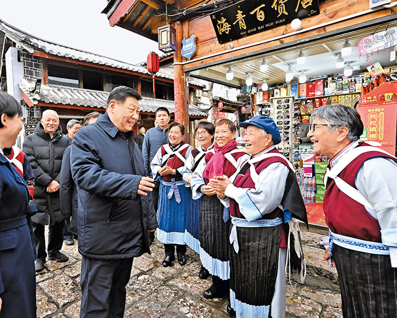 2025年3月19日至20日，中共中央总书记、国家主席、中央军委主席习近平在云南考察。这是19日下午，习近平在丽江古城考察时，与当地居民亲切交流。