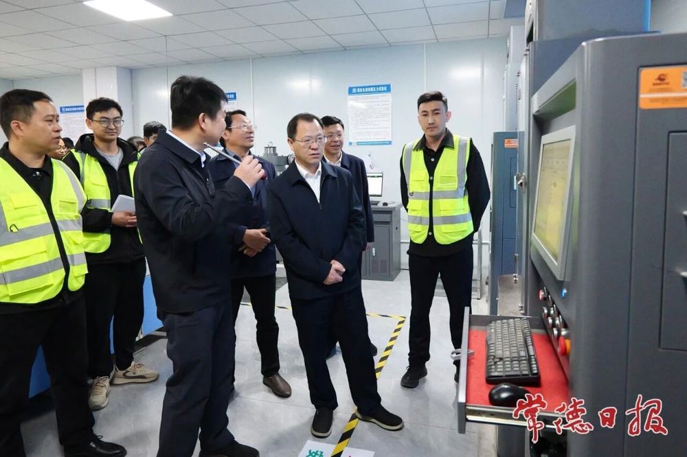 在中铁四局中心试验室了解质量管控情况