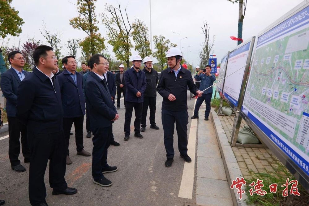在中铁四局宜常铁路跨黔张常左线特大桥施工现场察看工程进展