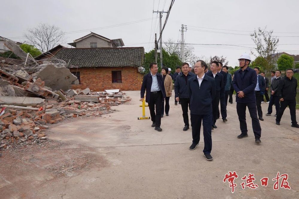 在富贵坪特大桥跨富贵河连续梁12号主墩房屋拆迁现场了解拆迁推进工作