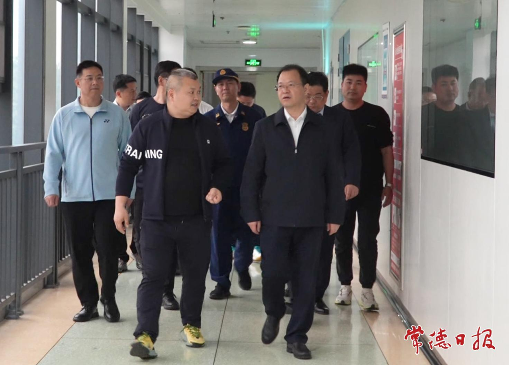 市委副书记、市长周振宇在常德市万利隆食品有限公司督导检查食品安全与生产安全工作