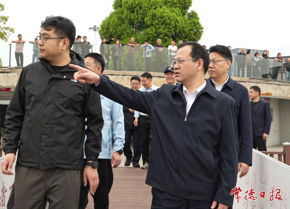 市委副书记、市长周振宇在柳叶湖旅游度假区游船码头检查水域安全防护工作