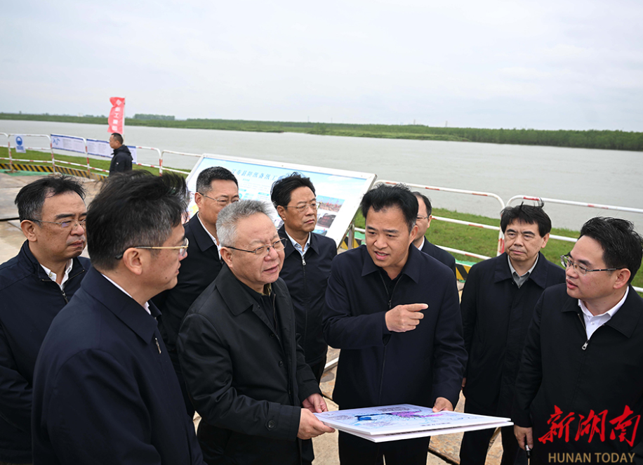 4月22日，沈晓明来到汉寿县沧港镇沅南垸新兴咀堤段调研。