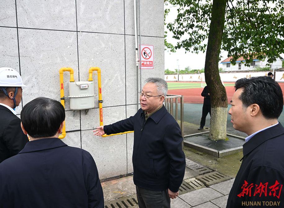 4月22日，沈晓明来到丹洲乡中心小学调研。