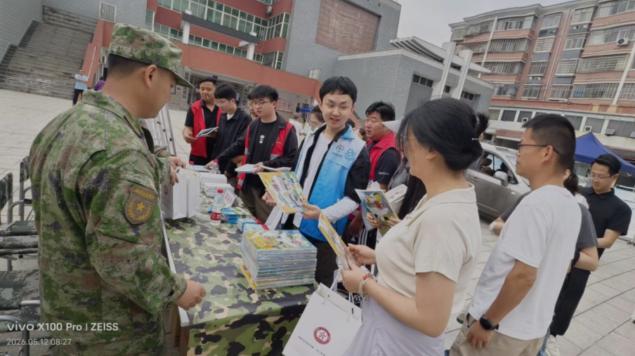 为群众发放宣传资料