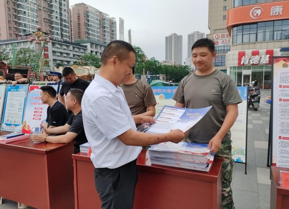 为群众进行现场科普和答疑